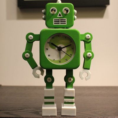 唤醒怀旧时光 派生活复古铁皮机器人闹钟的创意魅力